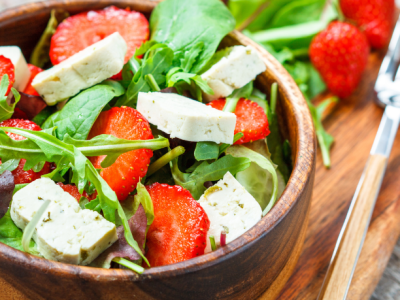 Emirates aposta em pratos veganos nos voos para o Brasil: a estratégia que está transformando a experiência de viagem