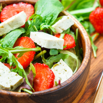 Emirates aposta em pratos veganos nos voos para o Brasil: a estratégia que está transformando a experiência de viagem