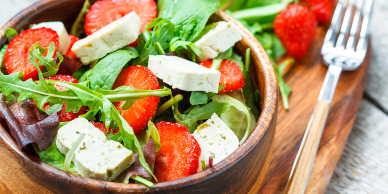 Emirates aposta em pratos veganos nos voos para o Brasil: a estratégia que está transformando a experiência de viagem