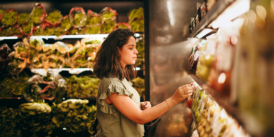 Poder de compra de alimentos no Brasil cresce, mas ainda não recupera nível pré-pandemia