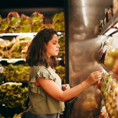 Poder de compra de alimentos no Brasil cresce, mas ainda não recupera nível pré-pandemia