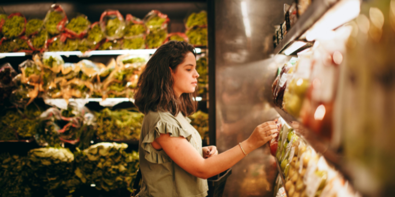Poder de compra de alimentos no Brasil cresce, mas ainda não recupera nível pré-pandemia