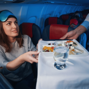 Emirates aposta em pratos veganos em voos para o Brasil e redefine a experiência gastronômica a bordo