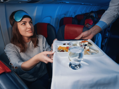 Emirates aposta em pratos veganos em voos para o Brasil e redefine a experiência gastronômica a bordo