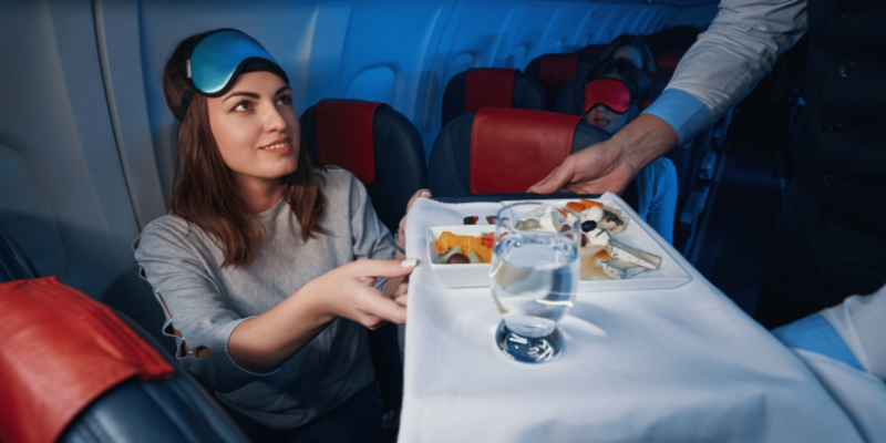 Emirates aposta em pratos veganos em voos para o Brasil e redefine a experiência gastronômica a bordo