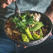 Gisele Bündchen e a decisão de abandonar o veganismo: mudanças alimentares e escolhas pessoais de saúde