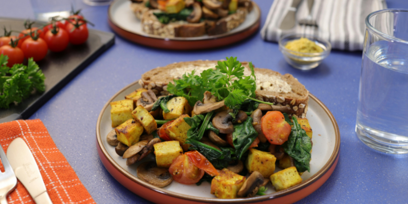 Receitas veganas práticas ganham espaço no Brasil em 2026 com foco em saúde, economia e sustentabilidade