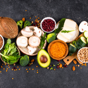 Cogumelos, fermentação e proteínas vegetais lideram as tendências de receitas veganas em 2026