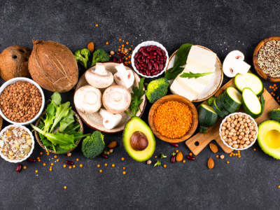 Cogumelos, fermentação e proteínas vegetais lideram as tendências de receitas veganas em 2026