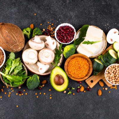 Cogumelos, fermentação e proteínas vegetais lideram as tendências de receitas veganas em 2026