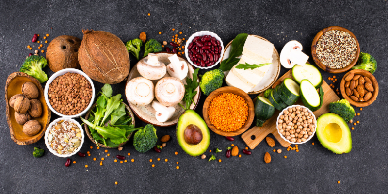 Cogumelos, fermentação e proteínas vegetais lideram as tendências de receitas veganas em 2026
