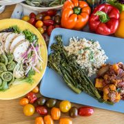 Refeição vegetariana colorida com legumes frescos e grãos dispostos em um prato