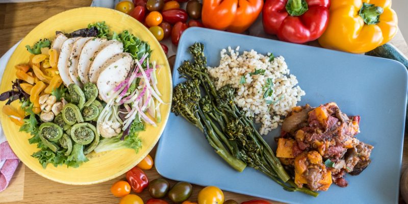Refeição vegetariana colorida com legumes frescos e grãos dispostos em um prato